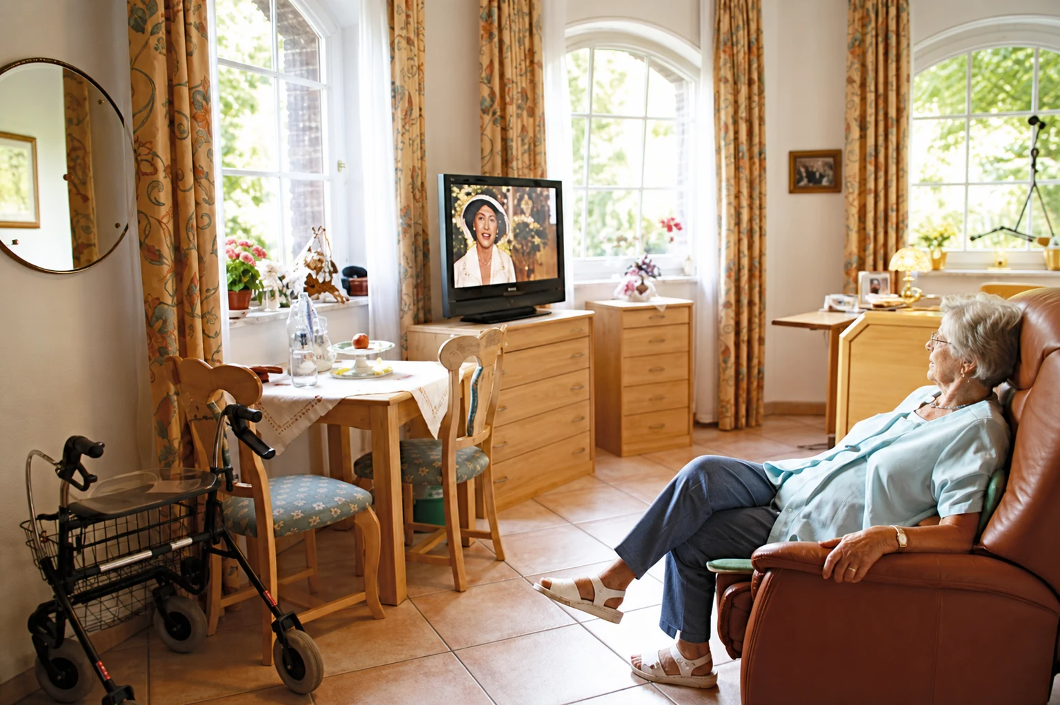 Persönlich eingerichtetes Zimmer mit Sitzplatz und Rollator