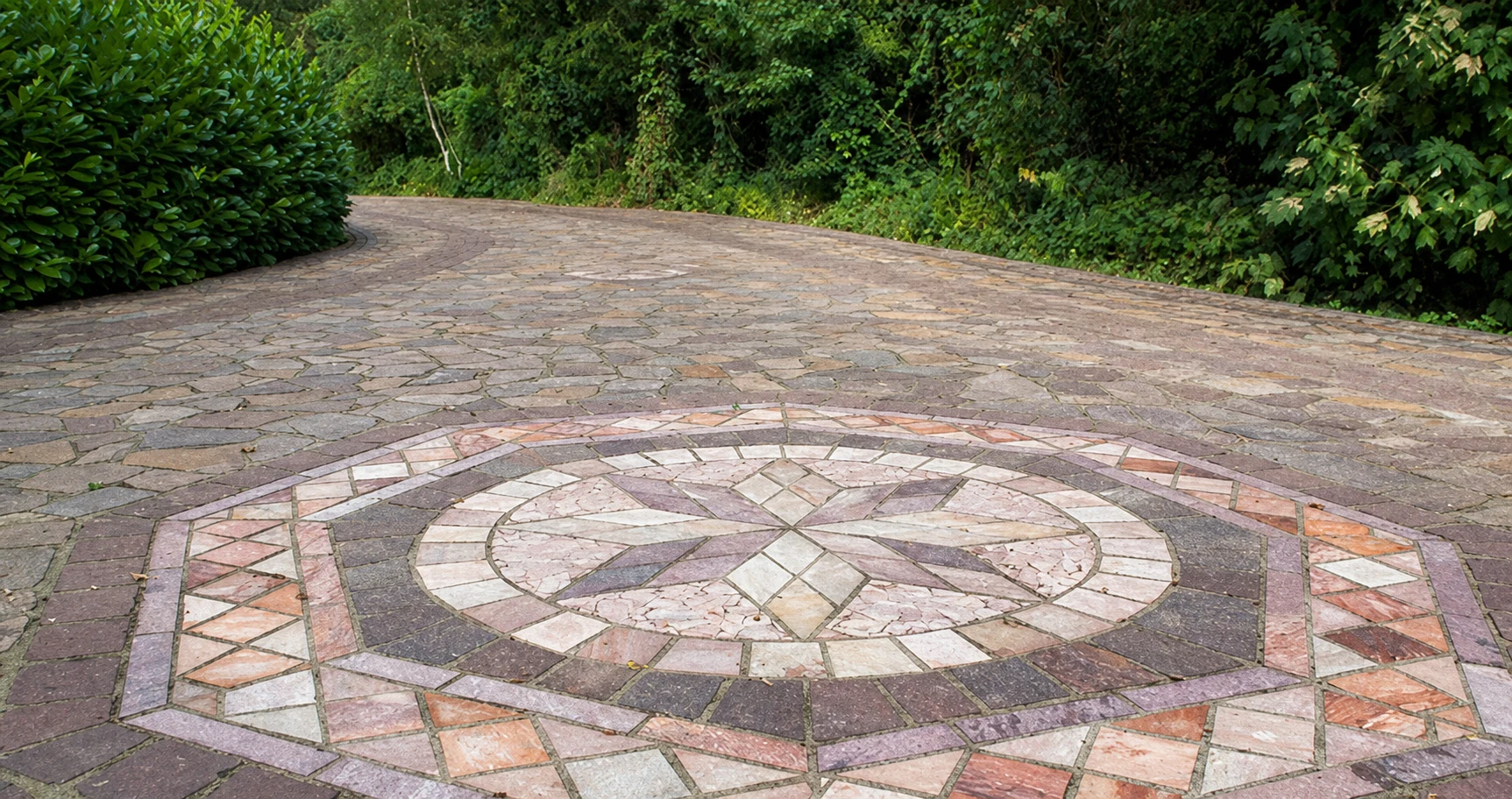 Mosaik auf einem ebenen Gartenweg