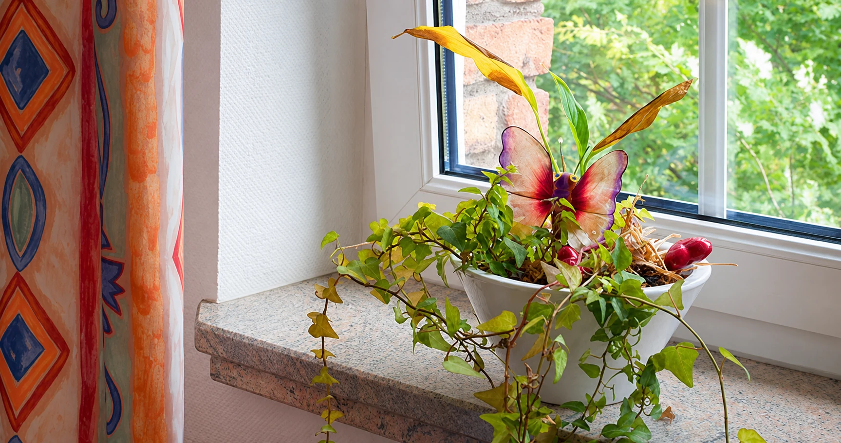 Liebevolles Detail an einem hellen Fenster
