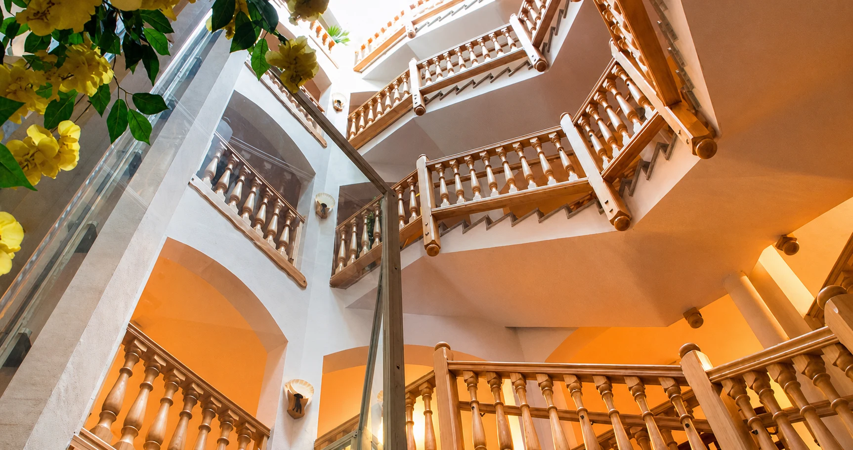 Großzügiges Treppenhaus mit Aufzug