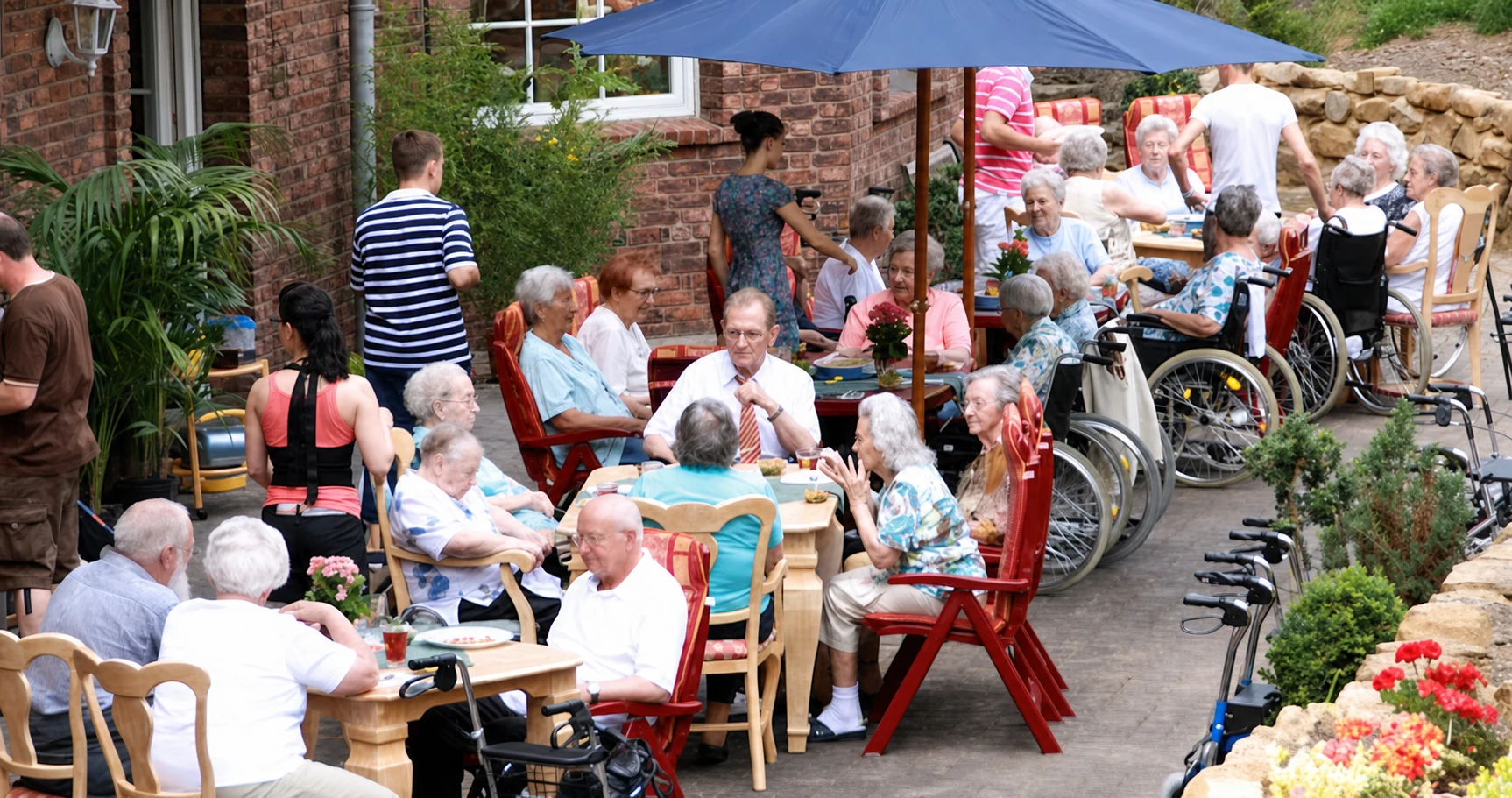 Bewohnerinnen und Bewohner bei einem Fest im Garten
