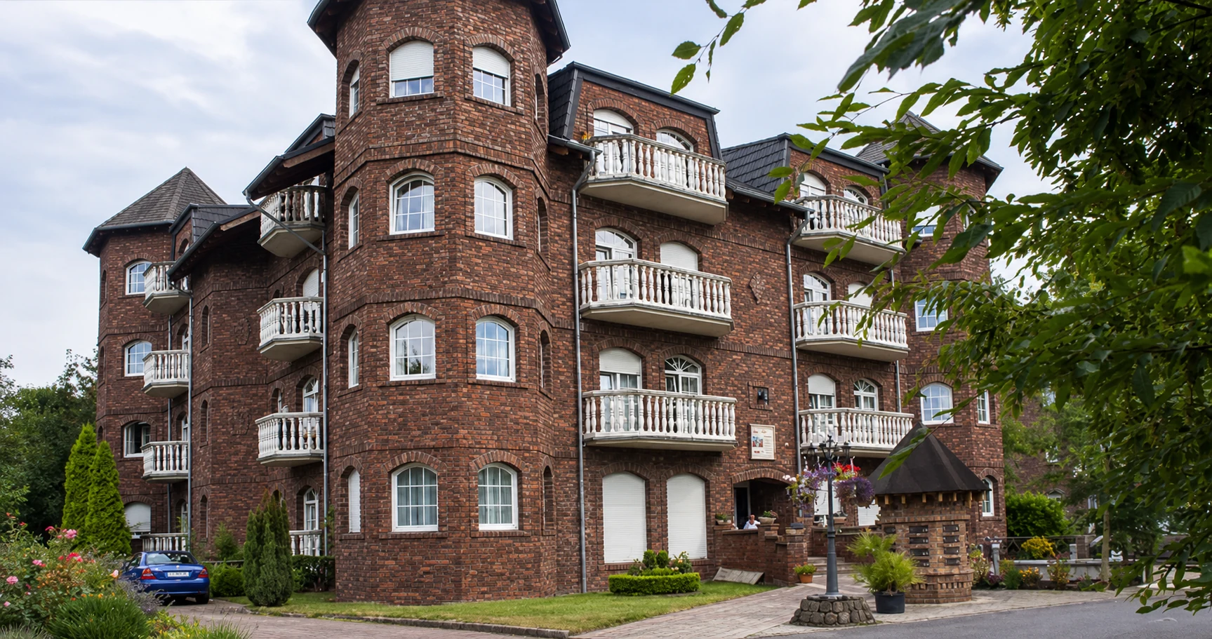 Haus der Erftflora mit seinem markanten Turm