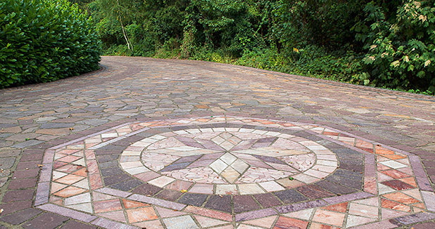 Mosaik auf einem ebenen Gartenweg