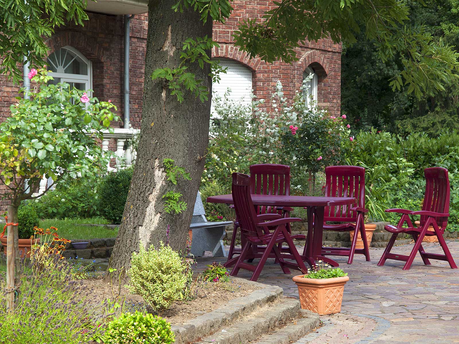 Terrasse im parkähnlichen Garten der Erftflora