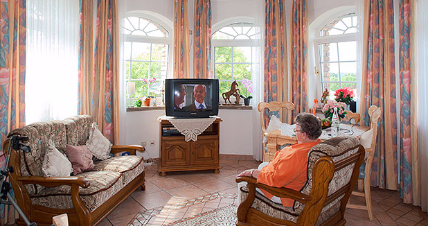 Wohnlicher Gemeinschaftsraum mit großen Fenstern