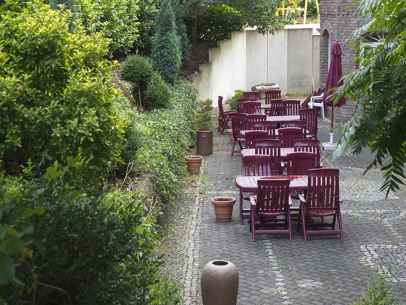 Ebene Terrasse mit Sitzplätzen im Grünen