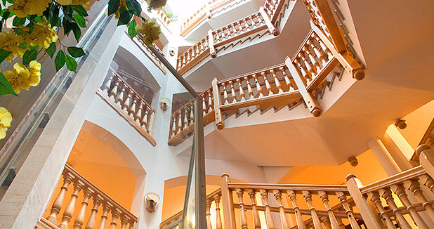 Großzügiges Treppenhaus mit Aufzug