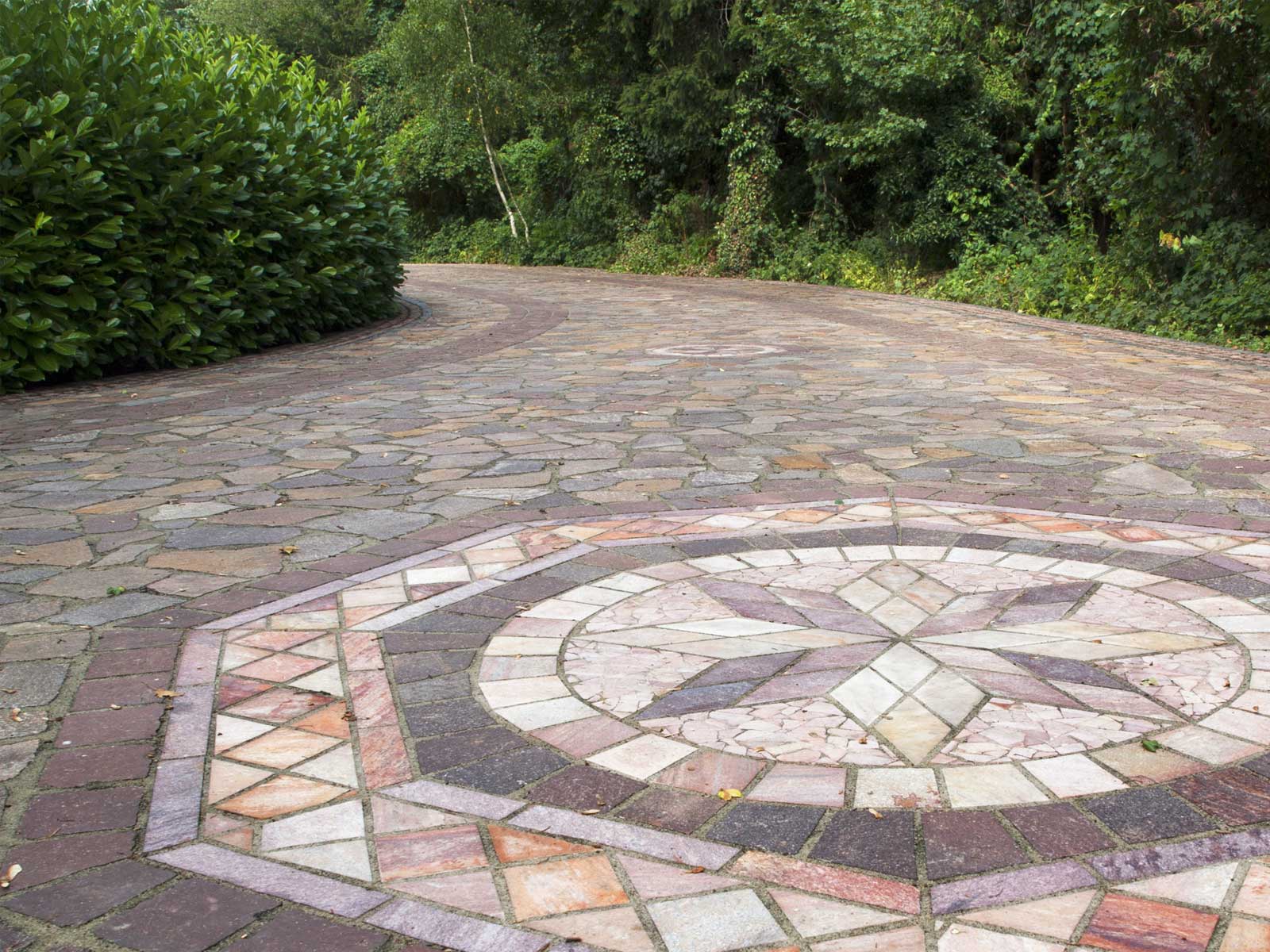 Mosaik auf einem barrierearmen Gartenweg