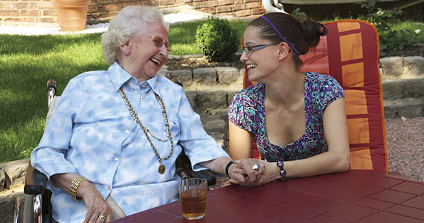 Lachen und Austausch im Garten