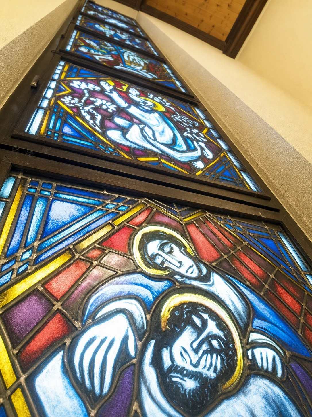 Farbiges Kirchenfenster in der Hauskapelle