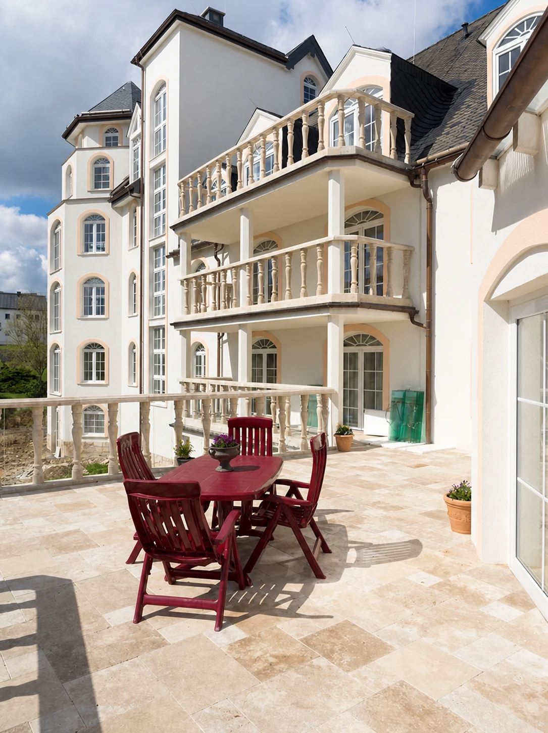Terrasse und Turm der Seniorenresidenz Eifelgold