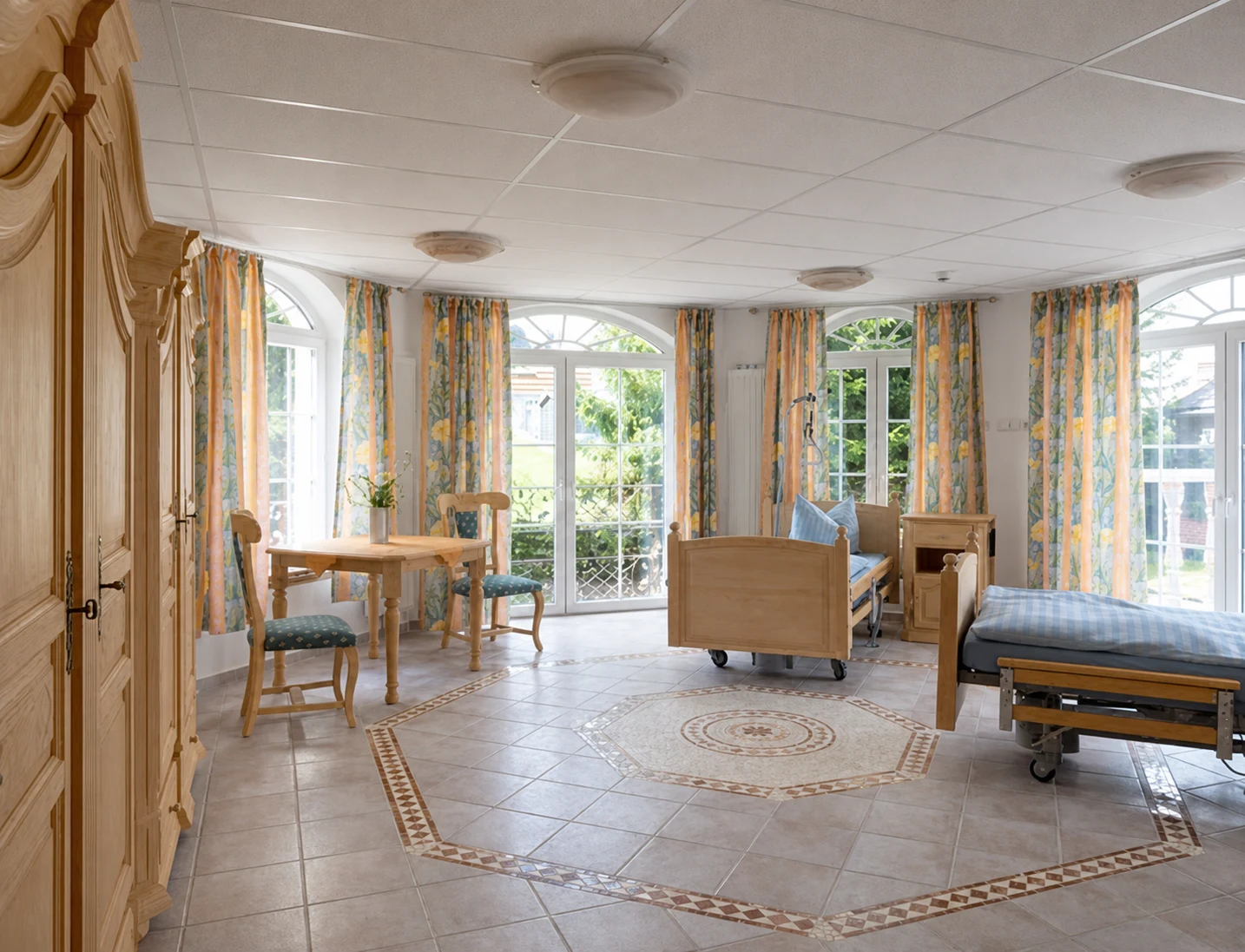 Großzügiges Turmzimmer der Eifelgold