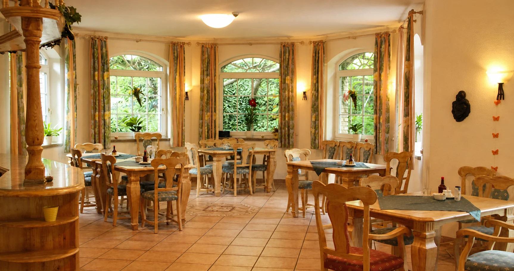 Heller Speisesaal der Erftflora