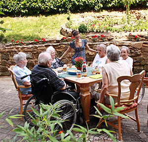 Geselliges Zusammensitzen in der Erftflora